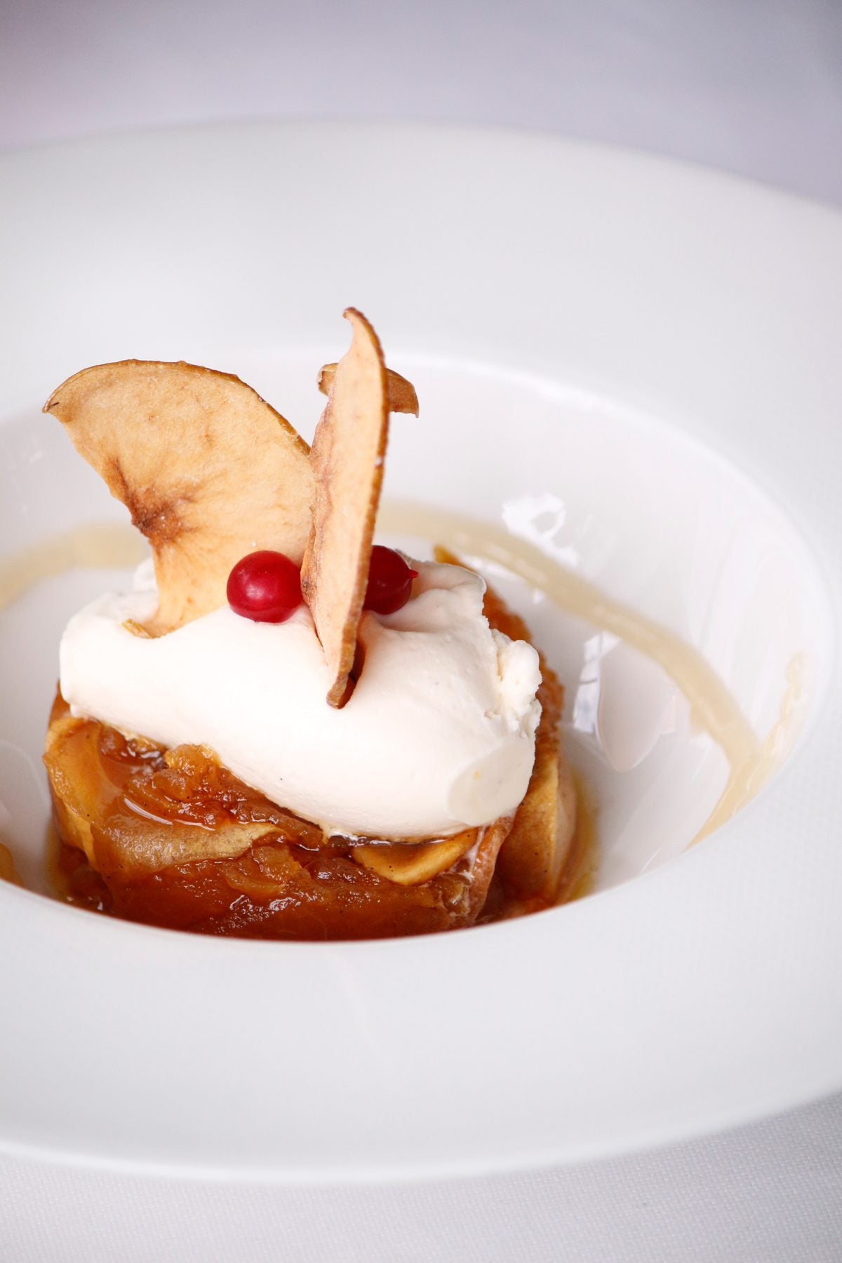 Dessert con mela caramellata e crema servito al Ristorante Da Alice
