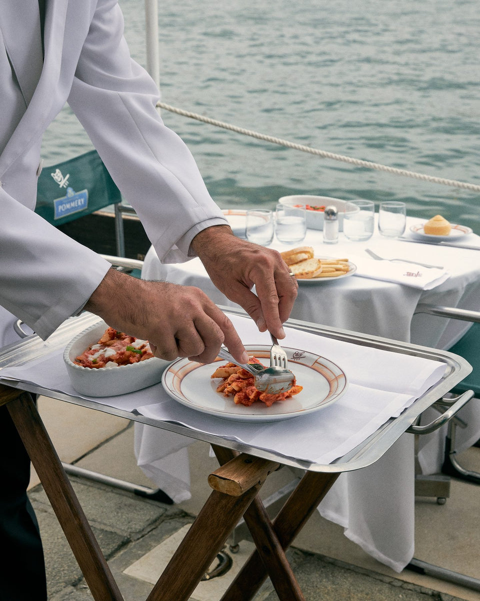 Servizio di pasta Cipriani Food su un tavolo apparecchiato in terrazza vista mare