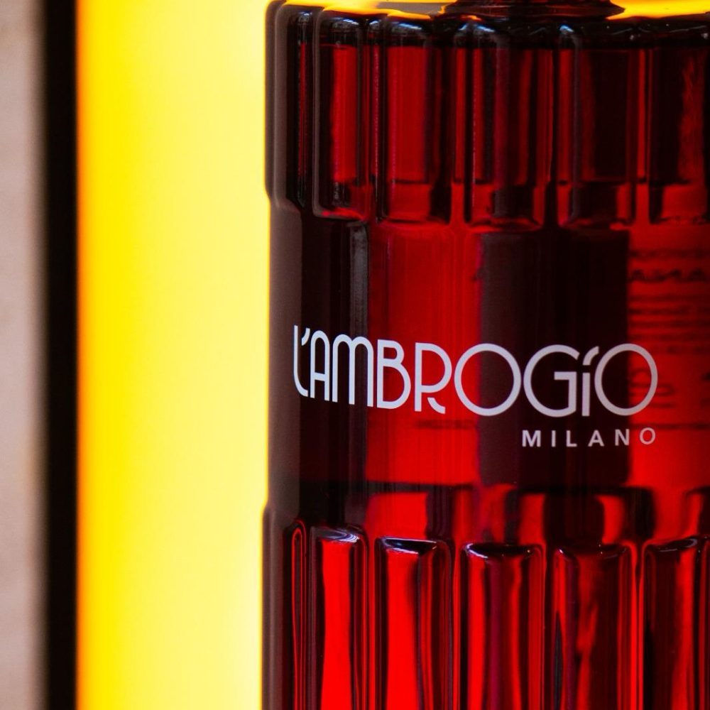 Dettaglio dell'etichetta e del colore rosso del bitter L'Ambrogio Milano
