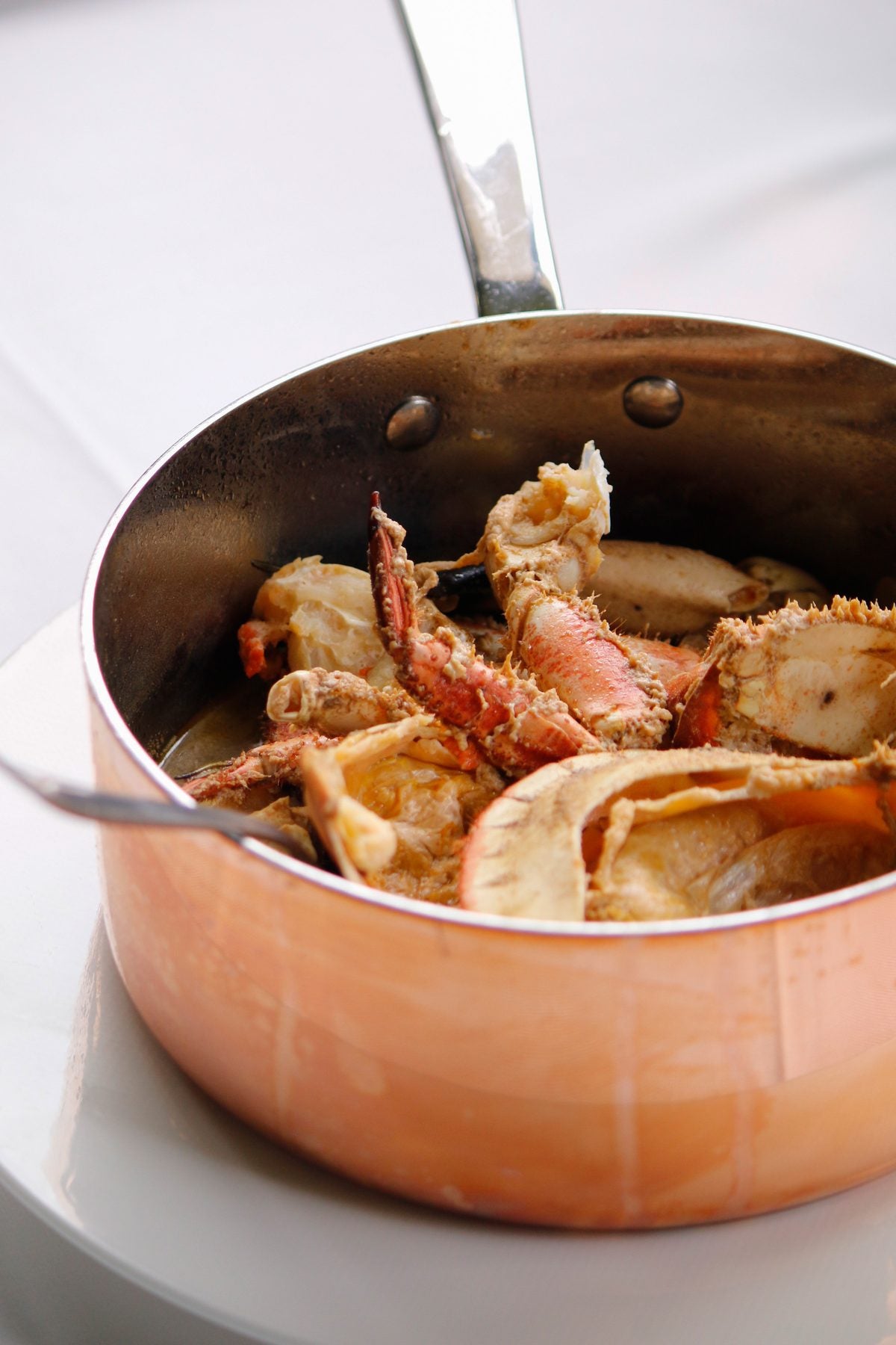 Casseruola di rame con scampi e pasta servita al tavolo del Ristorante Da Alice
